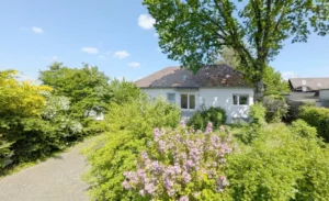 R E S E R V I E R T – Zentrumsnah! Großer Winkelbungalow in Neunkirchen