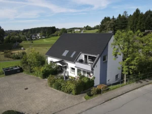 Kapitalanlage mit Entwicklungspotenzial: MFH mit 5 WE + angrenzendem Baugrundstück in Kürten